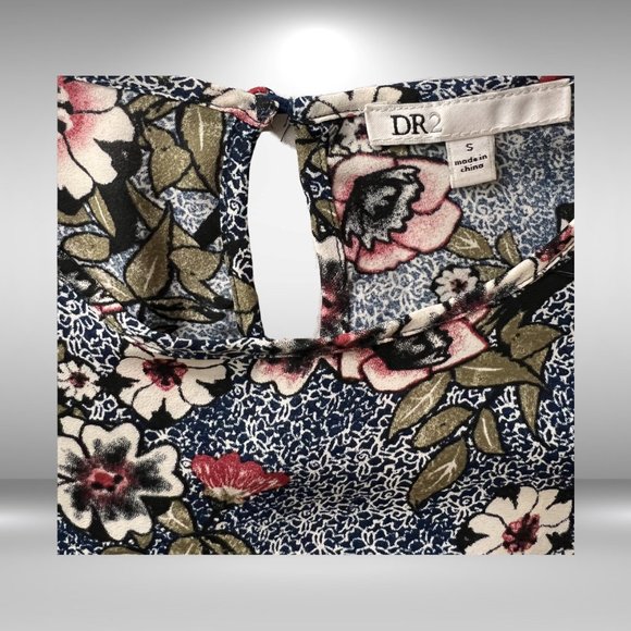 DR2 by Daniel Rainn short sleeved crew neck floral blouse, one button in back - Picture 3 of 3